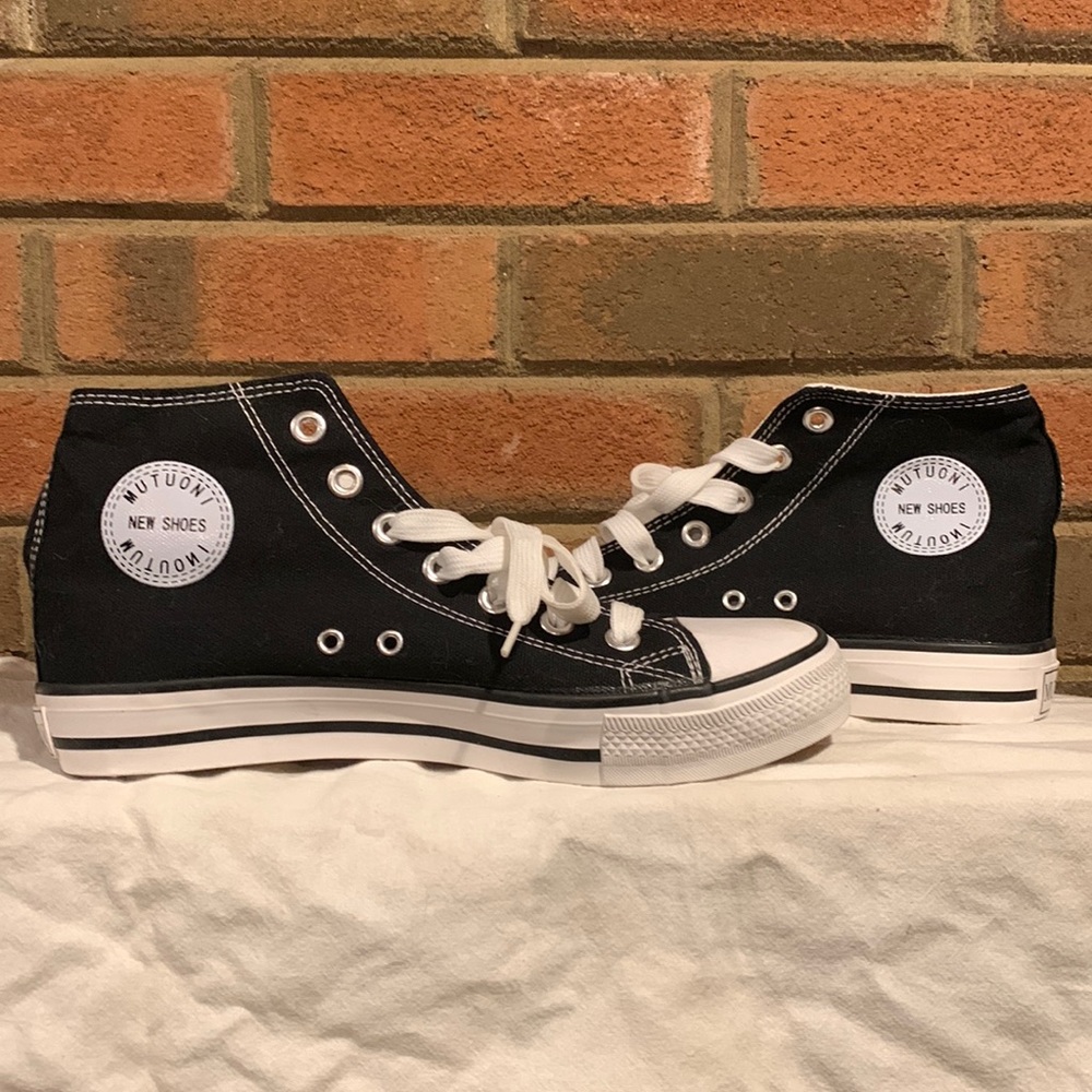 MUTUONI - BLACK HIGHTOP SHOES - NEW - CORGI PICTURED ON ONE SIDE OF BOTH SHOES